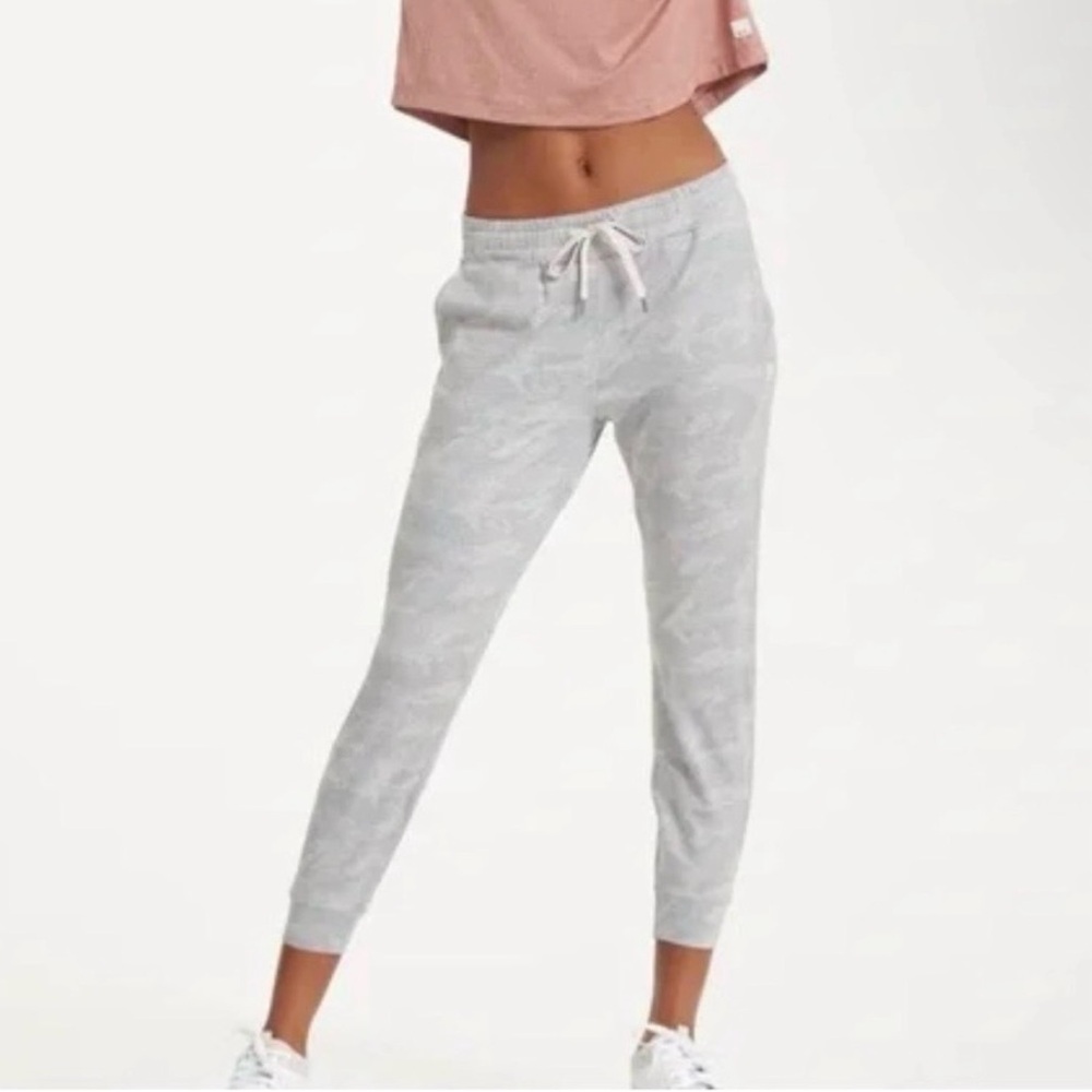 Vuori women’s Gray camo performance Joggers size S